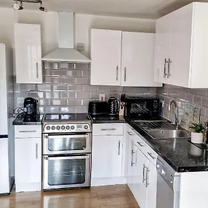 Comfy 2 Bed Flat With Free Parking, Close To Tube Apartment